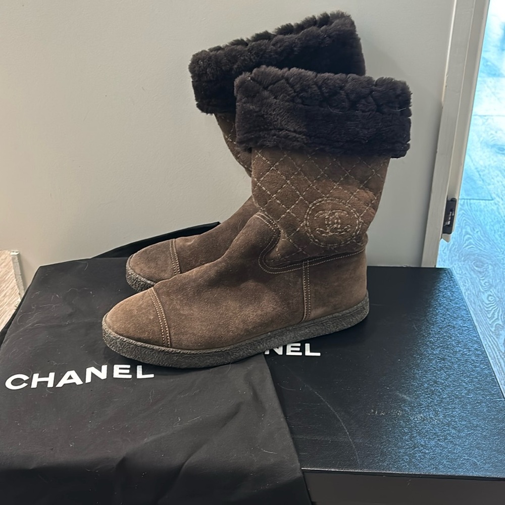 Chanel quilted fur boots